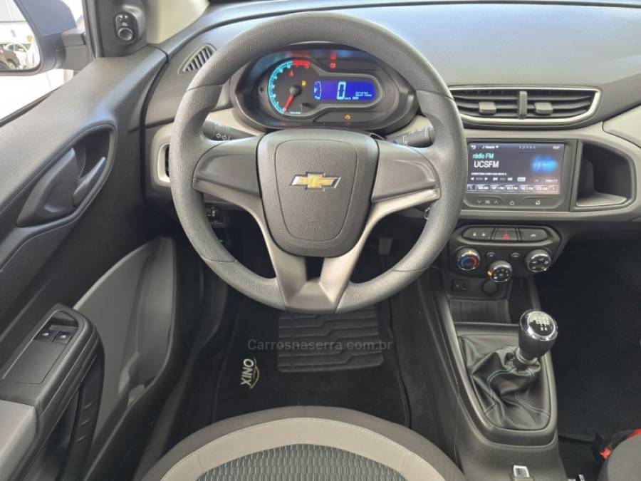CHEVROLET - ONIX - 2015/2015 - Prata - R$ 47.000,00